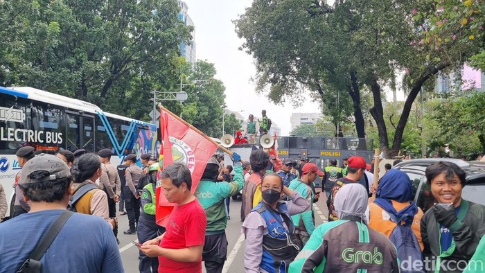 Demo Ojol di Patung Kuda: Lalin ke Gambir Ditutup, Ribuan Massa Mengerahkan Atribut Komunitas