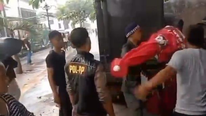 Ricuh Penertiban PKL di Alun-alun Bogor: Pedagang Tolak Dagangan Disita