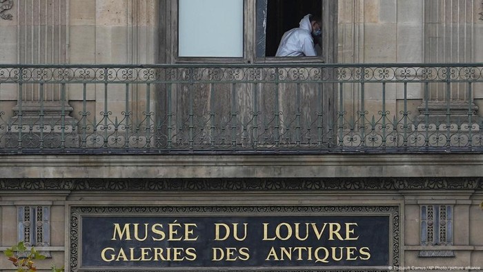 Museum Louvre Dibobol dalam 4 Menit: Pencuri Raup Mahkota Napoleon dengan Cepat