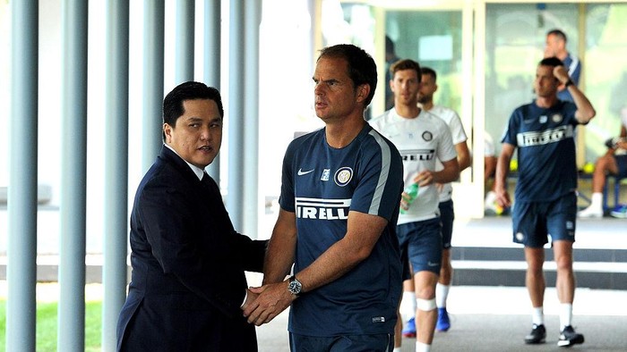 Simon Tahamata Peluk Frank De Boer, Kode Jadi Pelatih Baru Timnas? Ini Jawabannya!