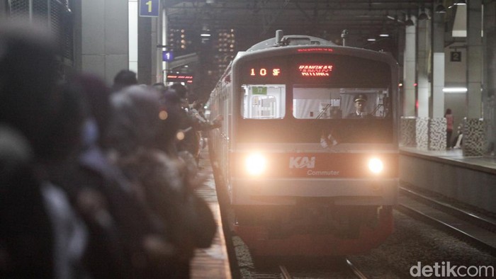 Gangguan KRL Rute Tanah Abang-Rangkasbitung Bikin Perjalanan Telat 28 Menit - Update 1
