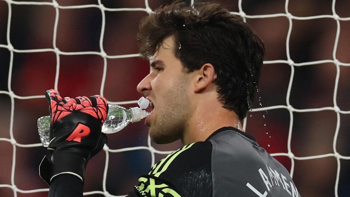 **Mantap, Lammens! Performa Luar Biasa Senne Lammens di Anfield**