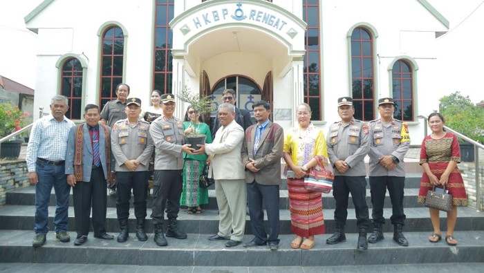 Polres Inhu: Kegiatan di Gereja, Sebar Pesan Kamtibmas dan Tanam Pohon