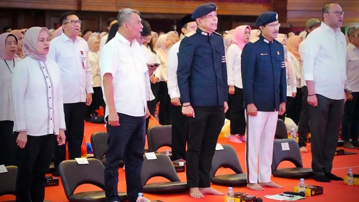 **Mensos Perkenalkan Almamater Resmi Wali Asuh & Asrama Sekolah Rakyat, Gus Ipul Bergaya Baru dalam Acara Besar**
