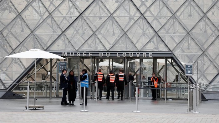 4 Fakta Rampok Satset Gondol Mahkota 1.300 Berlian di Museum Louvre - Update 1