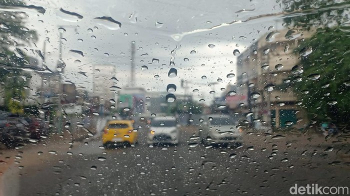 Air Hujan Jadi Sumber Mikroplastik Berbahaya, BRIN Imbau Jangan Konsumsi!