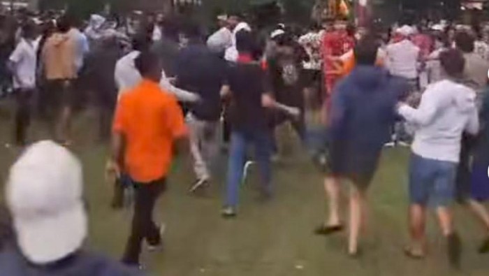 Pertandingan Final Sepak Bola Tarkam di Bogor Ricuh, Suporter Masuk Lapangan - Update 1
