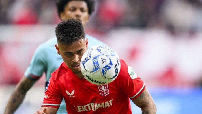 **FC Twente Berusaha Menjaga Mees Hilgers, Namun Belum Ada Kejelasan**
