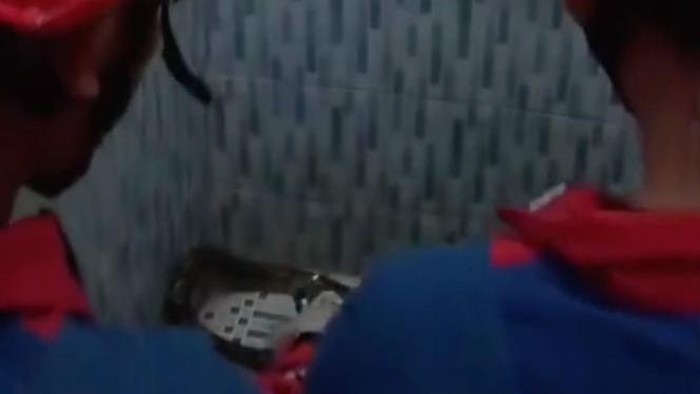 Ular Sanca Muncul Mysterius dari Kloset Kos di Jaktim, Damkar Beraksi Pagi Ini