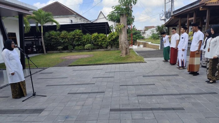 Bupati Banyuwangi Wajibkan ASN Kenakan Busana Santri Selama 5 Hari: Tradisi atau Kontroversi?
