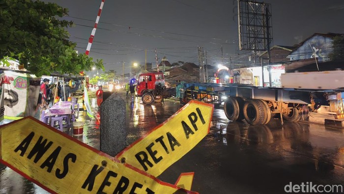 Detik-detik KA Harina Tabrakan Keras dengan Truk Trailer di Semarang - Update 1