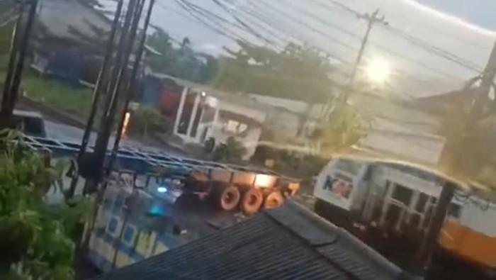 4 Fakta Mengejutkan Tabrakan KA Harina dengan Truk di Semarang: Kenapa Ini Terjadi?