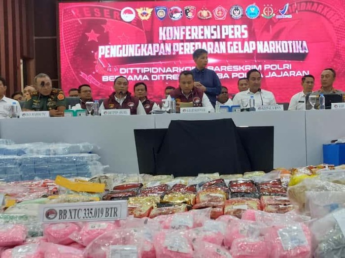 **Kabareskrim: 51.763 Orang Jadi Tersangka Narkoba 2025, 157 WNA Terlibat!**