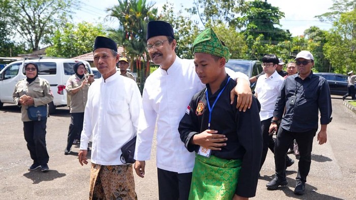 **Mensos Kagumi Toleransi Agama Siswa di Sekolah Rakyat Pontianak**