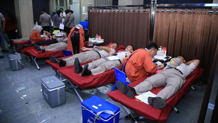 **Divisi Humas Polri Gelar Donor Darah Meningkatkan Ketersediaan Darah di Hari Jadi ke-74**