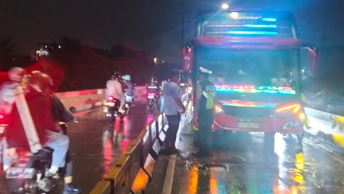 **Bus Gangguan di Flyover Pesing Jakbar Malam Ini, Lalin Macet!**
