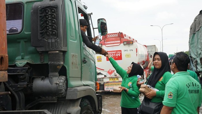 Pemprov Jateng Bantu Pengemudi Truk Banjir, Bantuan Makan Siap Gendong!