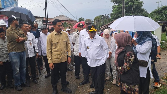 Warga Pandeglang Curhat Jalan Desa Rusak 30 Tahun, Gubernur Banten Janji Perbaiki