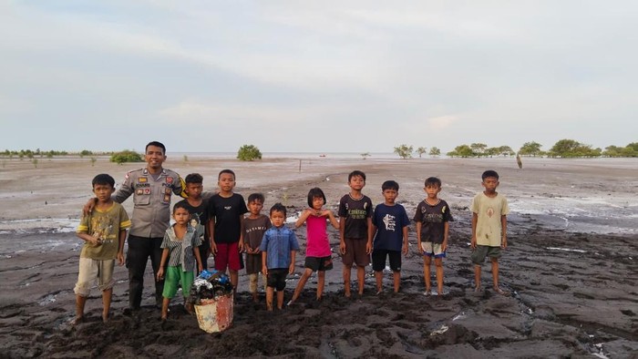 **Bhabin Meranti Ajak Anak Suku Akit Tanam Mangrove, Jaga Pantai Gelombang Cinta dari Abrasi**