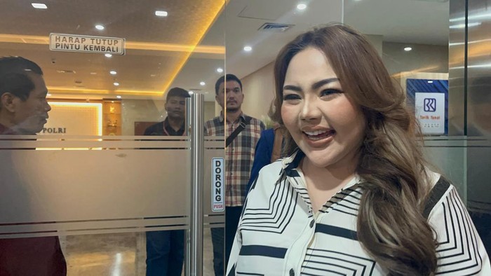 Senyum Lisa Mariana di Bareskrim saat Berstatus Tersangka: Apakah Ini Indikasi Kebocoran atau Pemboikotan?