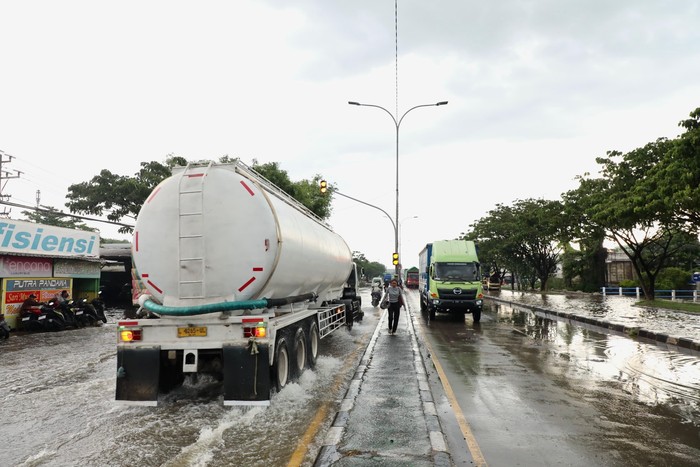 Ahmad Luthfi Gelar Operasi Darurat, Serahkan 100% OPD Tangani Banjir Semarang & Demak