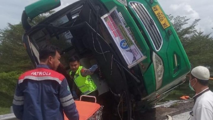 Tragedi Bus Wisata di Tol Pemalang: 4 Jiwa Hilang, 13 Luka, Apa yang Terjadi?