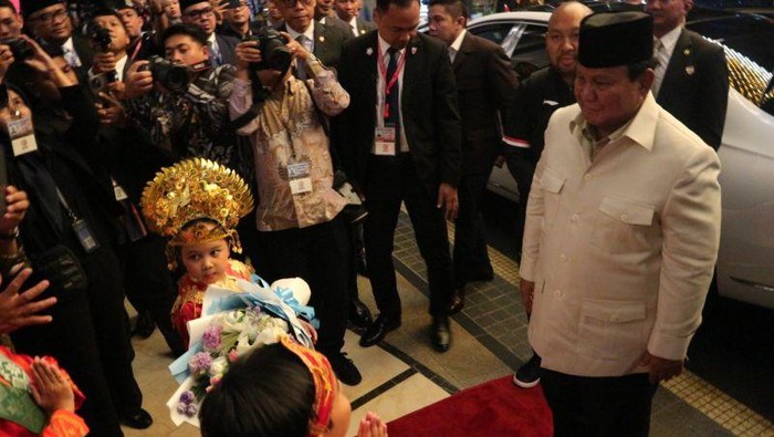 Prabowo Dukung Ekonomi Lokal, Terima Buket Bunga dari Diaspora di Malaysia