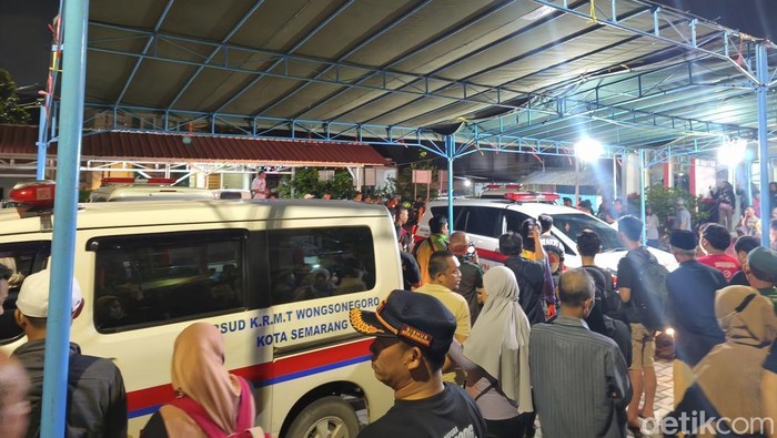 4 Jenazah Korban Bus Terguling di Tol Pemalang Tiba di Semarang, Masyarakat Berdoa Bersama