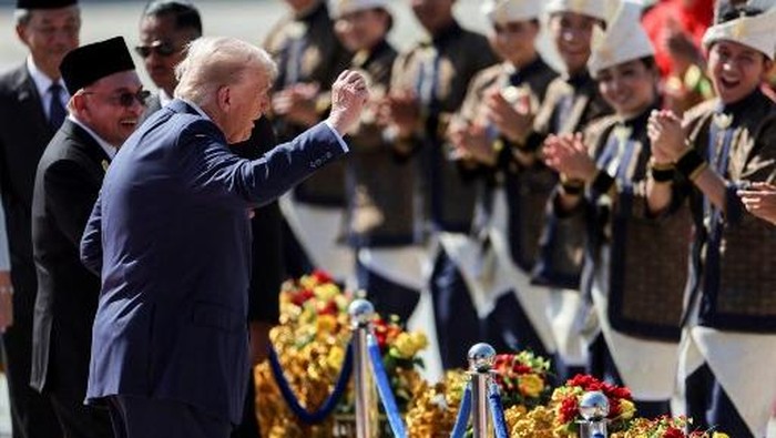 Trump Berjoget dalam Momen Penyambutan Anwar Ibrahim di Malaysia, Curi Perhatian Global