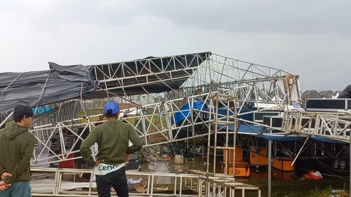Tendangan Angin Kencang di Bogor: Tenda dan Panggung Ambruk, 2 Orang Terluka