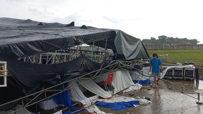 **Momen Tenda-Panggung Ambruk Diterpa Angin di Bogor: Warga Berteriak Histeris di tengah Acara Expo**