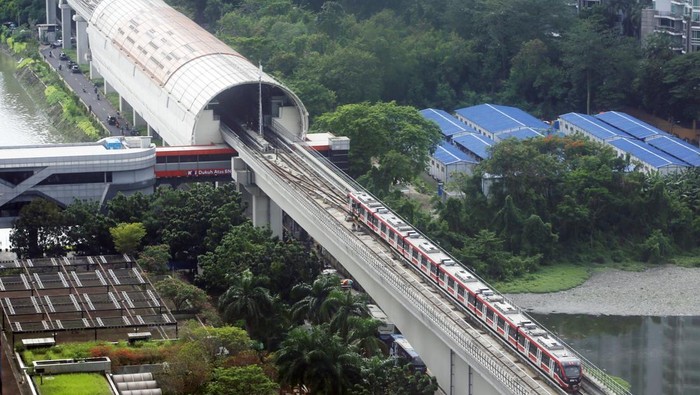 LRT Jabodebek Gangguan: Penumpang Rela Jalan Kaki Hingga Gemetaran
