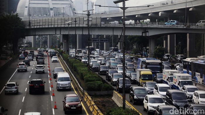 Senin Pagi, Lalin di Tol Jakarta Tegang, Kebakaran Hingga Kecelakaan!