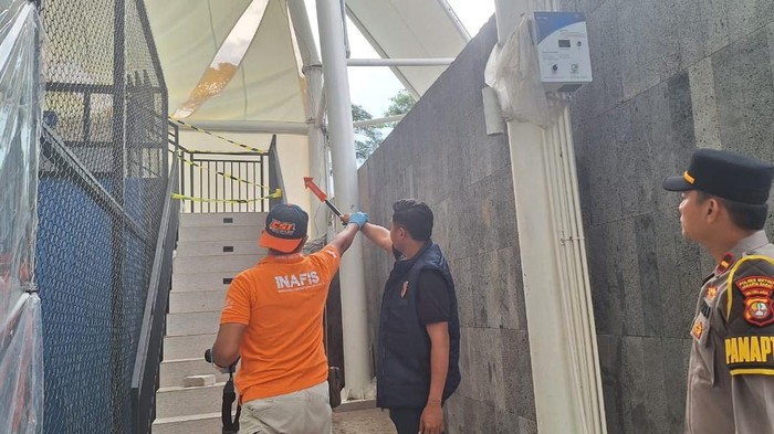 Detik-detik Atap Lapangan Padel di Jakbar Roboh Diterjang Angin Kencang - Update 1