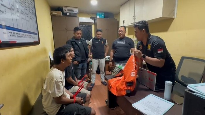 Polisi Tangkap Duo Maling Motor Pura-pura Jadi Kurir di Jakbar, Skema Palsu Terkuak!