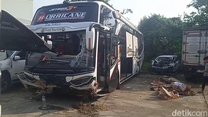 [Inilah Detik-Detik Mengerikan Penampakan Bus Terguling di Tol Batang yang Menewaskan 3 Jiwa dan Mluka 20 Orang]