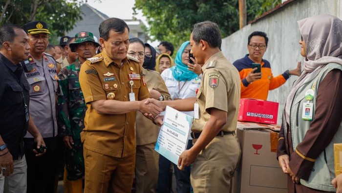 **Ahmad Luthfi Serahkan Rp 410 Juta Bantuan Banjir Genuk, Gugah Solidaritas Pemerintah**
