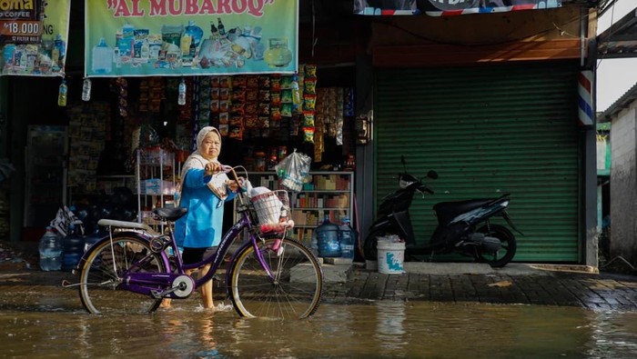 **Luthfi Minta BPBD Jateng Siaga 24 Jam, Cek Korban Banjir Semarang-Demak**