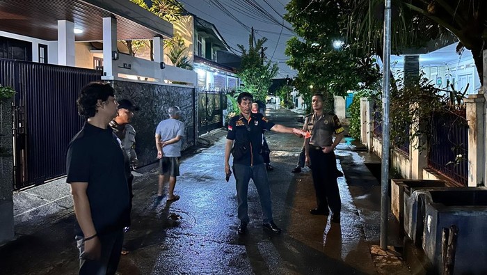 Polsek Ciledug Cegat Tragedi: Pria Tewas Saat Banjir, Pamapta Gerak Cepat!