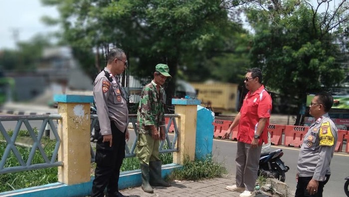 Viral Wanita Diduga Mabuk Tergeletak di Trotoar Depok, Polisi Cek Lokasi - Update 1