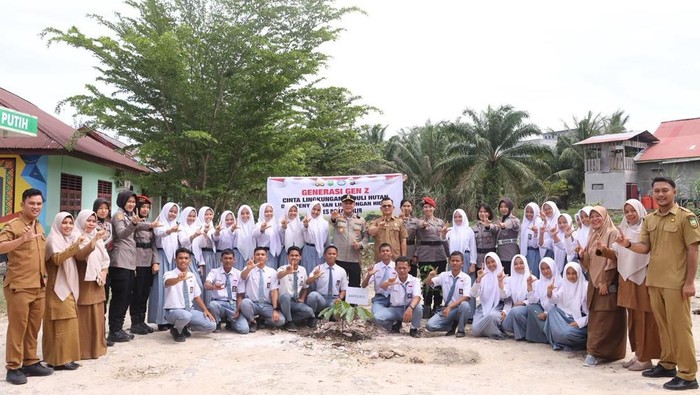 Srikandi Polres Rohil: Inovasi Green Policing di SMA, Ajak Generasi Muda Tanam Pohon