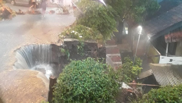 **Tebing di Bondongan Bogor Longsor Imbas Hujan Deras, 12 Rumah Terdampak dan Ribuan Warga Terancam**