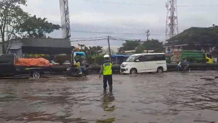 Banjir Pantura Semarang Mulai Surut, Jalur Motor Kembali Berlalu