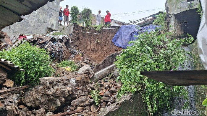 **Tebing 10 Meter Longsor di Bondongan, 12 Rumah Terendam dan Satu Unit Rusak**
