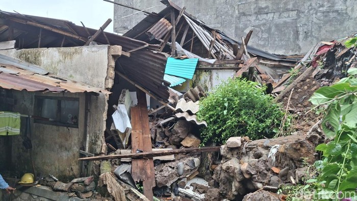 Pasokan Air Bersih 200 Rumah Terganggu Usai Longsor di Bondongan Bogor - Update 1