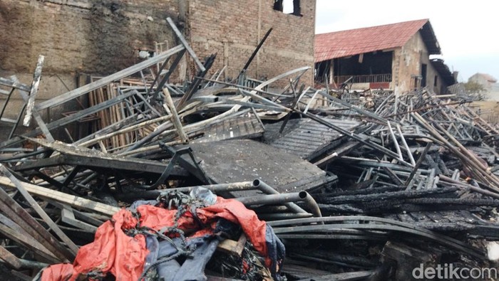 **Detik-detik Kebakaran Membuat Gudang Dekorasi Pesta di Jaktim Hancur**