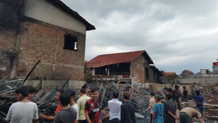 Kebakaran Gudang Dekorasi Pesta di Jaktim: Kerugian Rp 1,7 Miliar dan Lahan 700 m² Terbakar