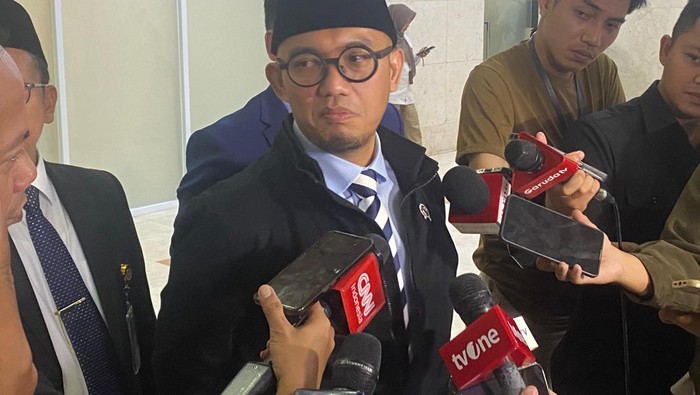 **Dahnil Jawab Komisi VIII DPR Soal Rok Tinggi Kru Pesawat Haji, Ini Respons Menarik!**