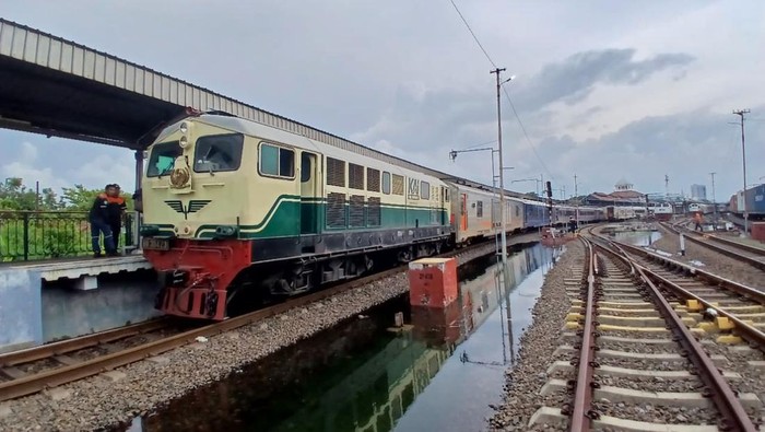 16 Rute Kereta Api Diputar karena Genangan di Jalur KA Semarang