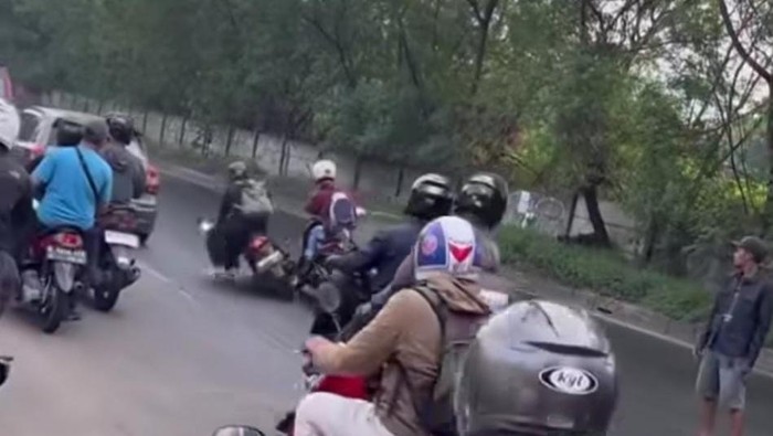 Viral Motor-motor Jatuh Imbas Tumpahan Minyak Truk Terguling di Jaktim - Update 1